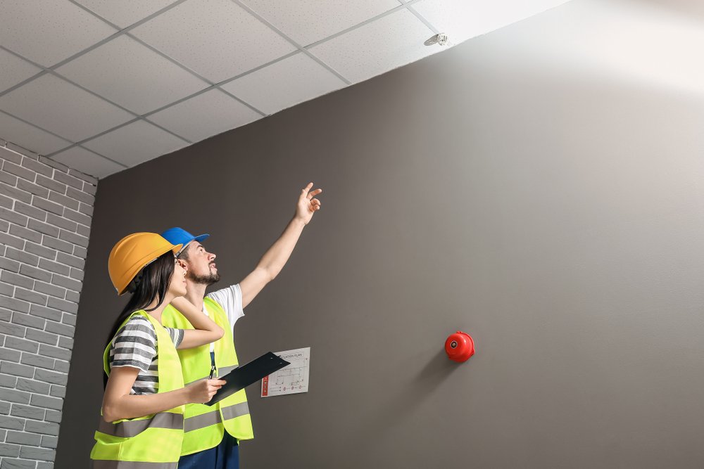 Renovlies voorbereiden in Leiden voor een goede ondergrond en hechting van het behang.